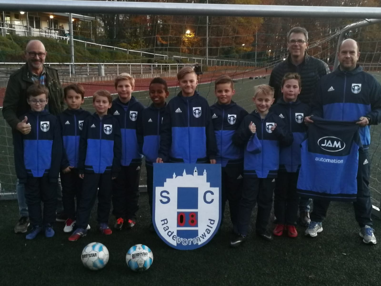 JAM-Automation sponsert der E1- Jugend vom Sportclub 08 Radevormwald neue Trainingsanzüge