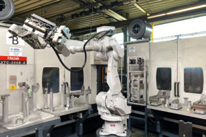 Kompakte Robotertechnik „Bestückung von zwei Fräsmaschinen mit Gussteilen“